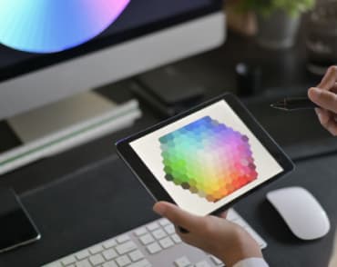 Człowiek trzymający tablet